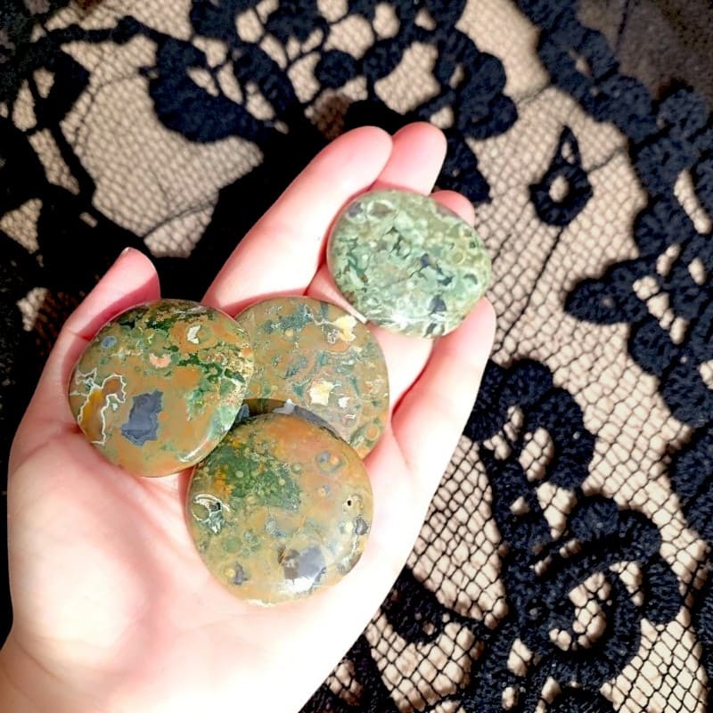 M&eacute;ditation avec le quartz rose &ndash; La Malle aux Sorci&egrave;res